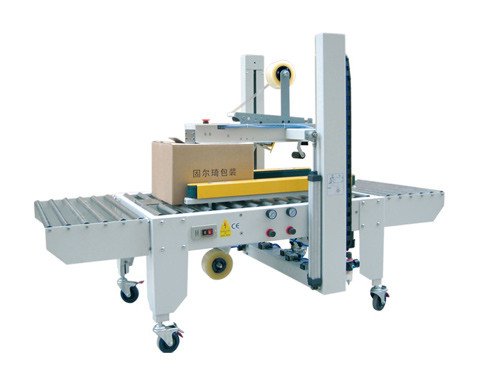 Автоматическое устройство для запечатывания коробов GPЕ-50 с боковыми транспортерами